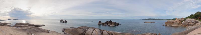 spiaggia rocciosa del nonno a koh samui foto