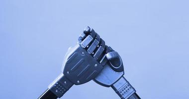 mani robotiche in metallo