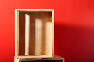scatola di legno su sfondo rosso foto