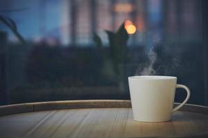 tazza di caffè durante la notte foto