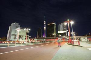 tokyo sky tree di notte foto