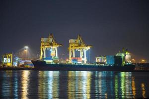 attracco della nave da carico in thailandia