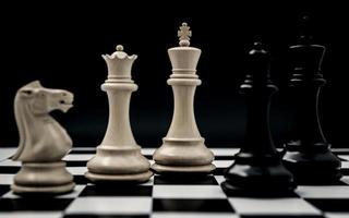 set di scacchi in bianco e nero foto