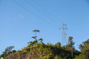 pilone di elettricità ad alta tensione in thailandia foto