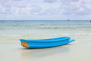 barca blu sulla spiaggia foto