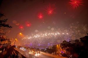 colorato fuochi d'artificio a partire dal vijit chao Phraya su buddhayodfa chulalok maharat ponte, bangkok, Tailandia. foto