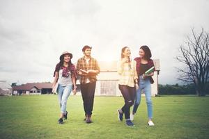 gruppo di studenti che camminano nel parco dopo le lezioni foto