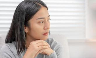 infelice asiatico donna ragazza deluso, triste di problema nel casa solo, sentire solitario, stressato, sofferenza a partire dal cattivo relazione, rompere su, divorzio, femmina confuso, depressione mentale Salute, solitudine foto