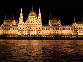 notte Visualizza di il palazzo a partire dal il fiume, budapest foto