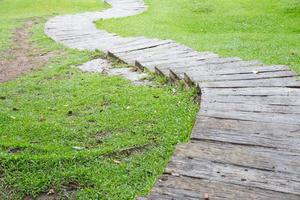 passerella in legno nel parco foto