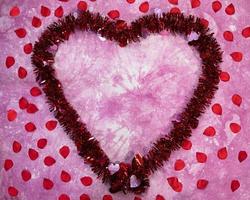 cornice piatta a cuore di San Valentino con petali foto