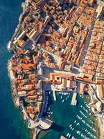 aereo fuco Visualizza di il vecchio storico città di dubrovnik nel Croazia, unesco mondo eredità luogo. famoso turista attrazione nel il Adriatico mare. fortificato vecchio città. turismo e viaggio per Croazia. foto