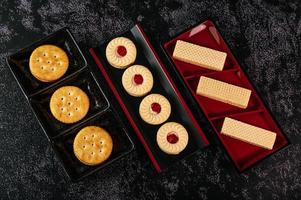 biscotti ben disposti su un piatto foto