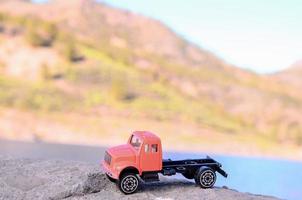 giocattolo camion su il roccia foto