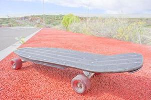 skateboard sulla strada foto