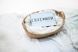 cestino di legno con stoffa e segno della mamma dell'amore foto