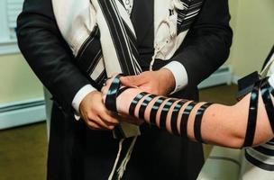 mano del ragazzo che legge la torah ebraica bar mitzvah foto