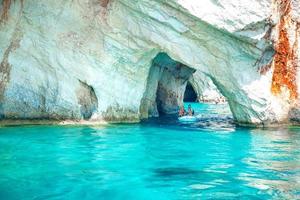 barca di turisti scivolare attraverso il blu grotte, cefalonia, Grecia foto