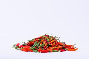 chili su il bianca sfondo. speziato ingredienti per Inserisci calore per il tuo cibo. foto