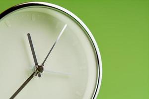 allarme orologio su verde sfondo, tempo concetto, orologio foto