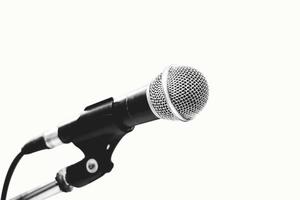 microfono isolato su sfondo bianco