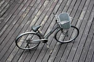 bicicletta grigia con cestino