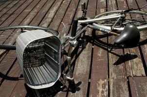 vecchia bicicletta sul ponte foto