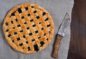 totale al forno il giro nero ribes torta su Marrone di legno sfondo foto