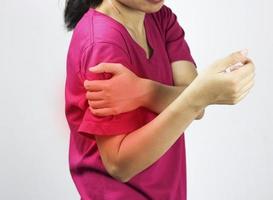 le donne hanno dolore al braccio e alla spalla