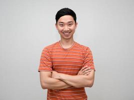 positivo asiatico uomo arancia a strisce camicia Sorridi attraversamento braccia isolato foto
