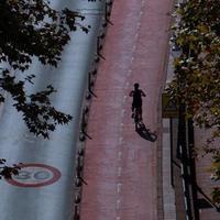 ciclista su il strada, bicicletta modalità di mezzi di trasporto nel bilbao città, Spagna foto