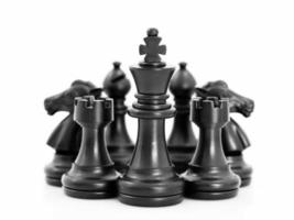 impostato di nero scacchi pezzi su bianca sfondo foto