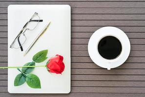 caffè tempo con laptop, caffè tazza, rosso rosa foto