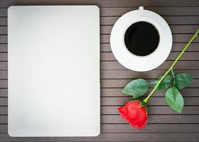 caffè tempo con laptop, caffè tazza, rosso rosa foto