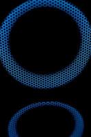 blu cerchio nel scuro. guidato incandescenza. astratto sfondo su nero. maglia struttura. foto