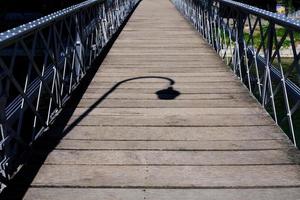 ombra lampada polo su altenbergsteg passerella. foto