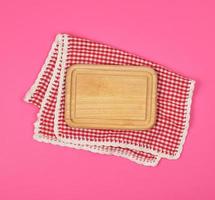 cucina di legno taglio tavola e bianca rosso scacchi cucina asciugamano foto
