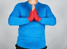 adulto maschio atleta nel blu uniforme è nel preghiera posa foto