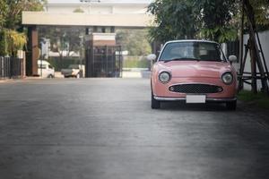 auto d'epoca classica parcheggiata in una strada foto