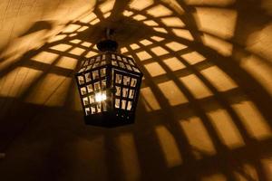 antico lampade lampadari nel il grotta prigione foto