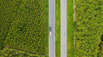 semi su una strada foto