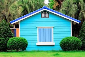 casa in legno colorato foto