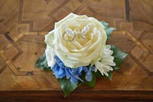 anelli di nozze su rosa bianca foto