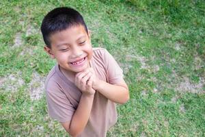 ragazzo che gioca fuori foto