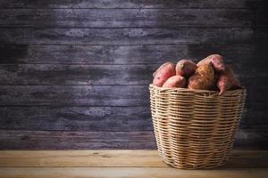 patate dolci rosse nel cestino foto