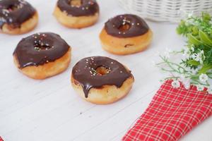 ciambelle con delizioso cioccolato Rivestimento come un' sfondo foto