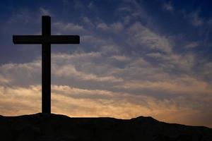 astratto di Cristo attraversare su il montagna con leggero perdere, adatto e blu cielo e bianca nube nel il mattina per cristiano religione concetto. foto