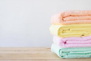 asciugamani colorati sul tavolo di legno