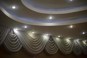 bellissimo soffitto con lampade. a volta soffitto. interno parete design. foto