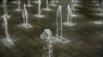 piatto Fontana nel città. acqua getti nel la zona. molti Fontana getti. foto